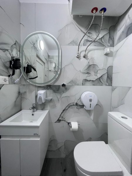 Tirane, jepet me qera apartament 1+1+Ballkon Kati 1, 65 m² 700 € (rruga e durresit)