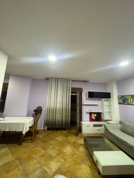 Tirane, jepet me qera apartament 1+1+Ballkon Kati 3, 65 m² 600 € (RRUGA E DURRESIT)