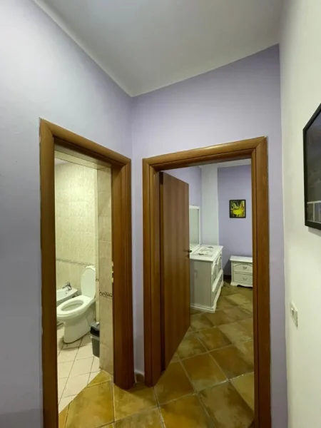 Tirane, jepet me qera apartament 1+1+Ballkon Kati 3, 65 m² 600 € (RRUGA E DURRESIT)