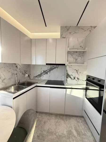 Tirane, jepet me qera apartament 1+1+Ballkon Kati 9, 70 m² 700 € (River Rezidence Parking i Perfshire!)