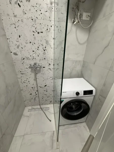 Tirane, jepet me qera apartament 1+1+Ballkon Kati 9, 70 m² 700 € (River Rezidence Parking i Perfshire!)