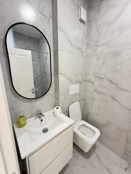 Tirane, jepet me qera apartament 1+1+Ballkon Kati 9, 70 m² 700 € (River Rezidence Parking i Perfshire!)