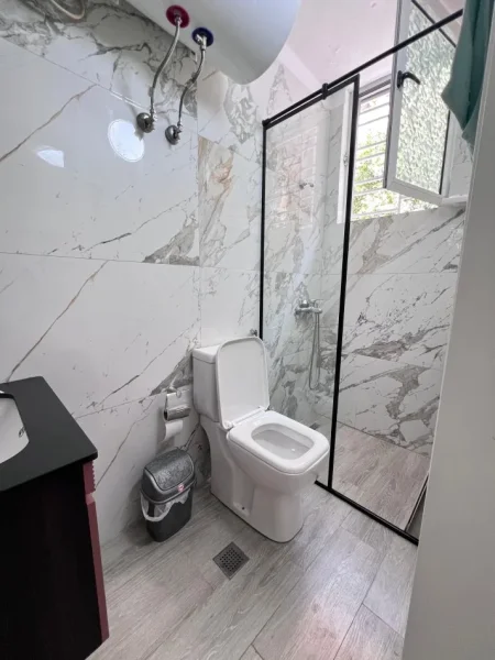 Tirane, jap me qera apartament 2+1 Kati 1, 1 m² 600 € (Blloku Ambasadave)