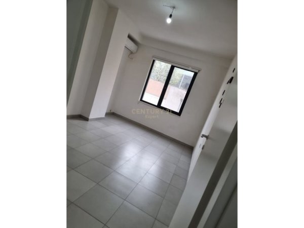 Tirane, jepet me qera apartament 2+1 Kati 3, 104 m² 800 € 