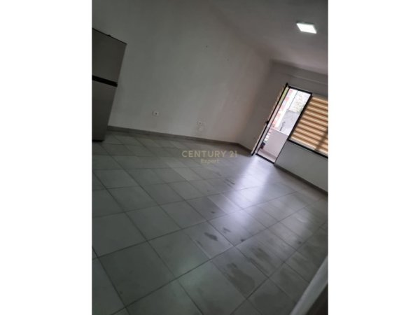 Tirane, jepet me qera apartament 2+1 Kati 3, 104 m² 800 € 