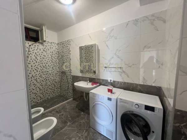 Tirane, jepet me qera apartament 2+1 Kati 4, 100 m² 800 € 