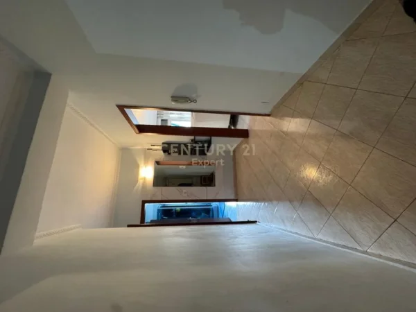 Tirane, shitet apartament 2+1 Kati 2, 121 m² 250.000 € 