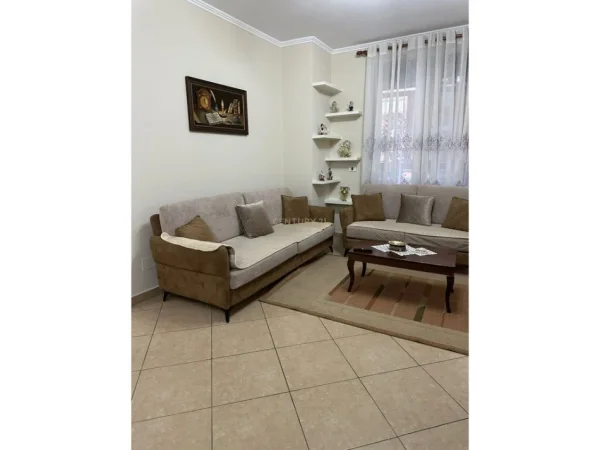 Tirane, jepet me qera apartament 2+1 Kati 4, 87 m² 650 € 