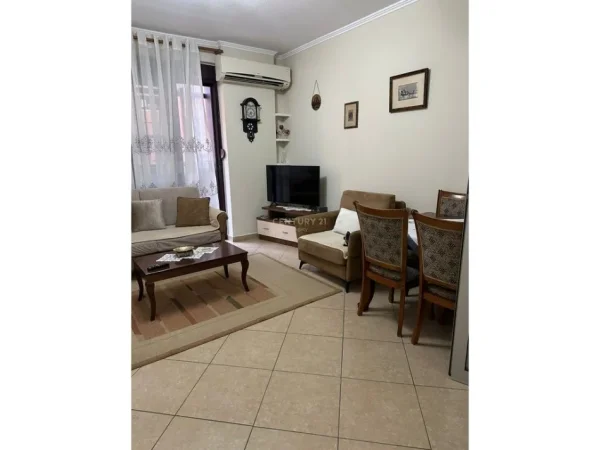 Tirane, jepet me qera apartament 2+1 Kati 4, 87 m² 650 € 