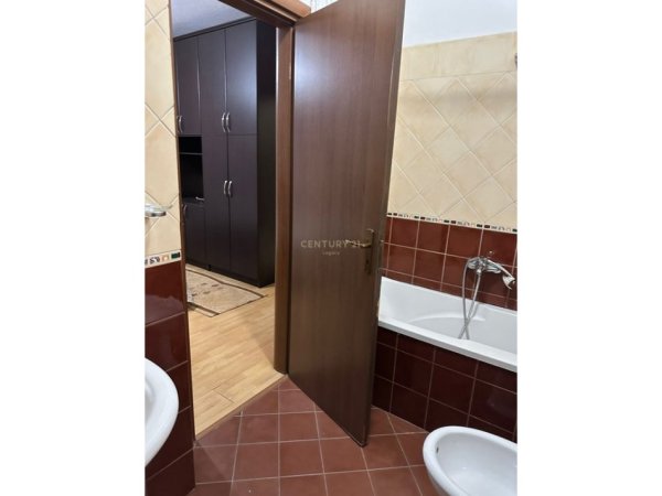 Tirane, jepet me qera apartament 2+1 Kati 4, 87 m² 650 € 