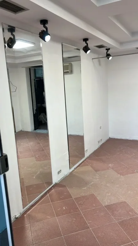 Tirane, jepet me qera ambjent biznesi Kati 0, 30 m² 500 € (Bulevardi Bajram Curri)