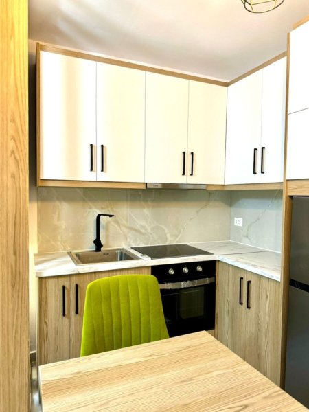 Tirane, jepet me qera garsonier 1+1 Kati 4, 45 m² 500 € (Afer Kristal Center)