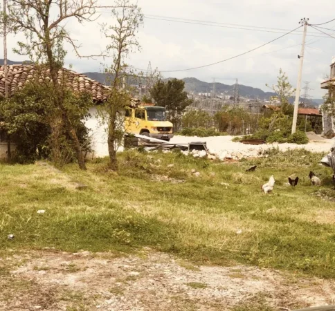 Tirane, shitet truall , 300 m² 100.000 € (Azem Galica)