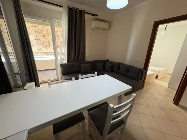 Tirane, jepet me qera apartament 2+1+Ballkon Kati 3, 85 m² 450 € (Komuna Parisit Rruga Bill Klinton)