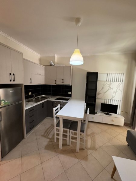 Tirane, jepet me qera apartament 2+1+Ballkon Kati 3, 85 m² 450 € (Komuna Parisit Rruga Bill Klinton)