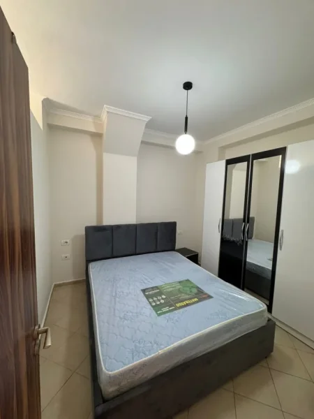 Tirane, jepet me qera apartament 2+1+Ballkon Kati 3, 85 m² 450 € (Komuna Parisit Rruga Bill Klinton)