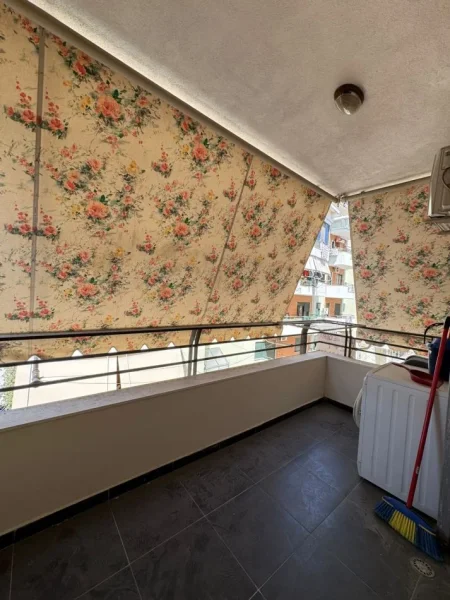 Tirane, jepet me qera apartament 2+1+Ballkon Kati 3, 85 m² 450 € (Komuna Parisit Rruga Bill Klinton)