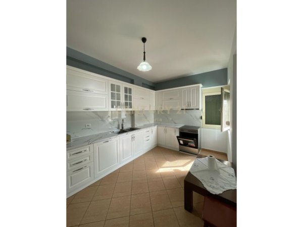 Tirane, shes Vile 3+1+Ballkon Kati 2, 268 m² 350.000 € (Rruga teodor keko)