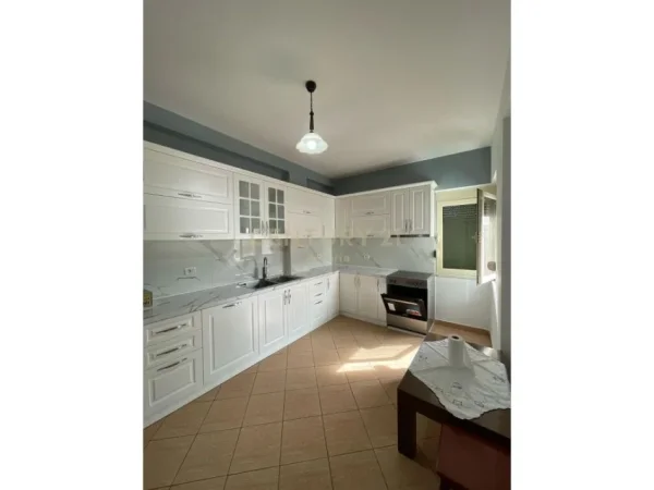 Tirane, shes Vile 3+1+Ballkon Kati 2, 268 m² 350.000 € (Rruga teodor keko)