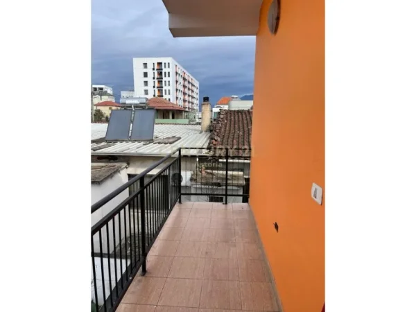 Tirane, shes Vile 3+1+Ballkon Kati 2, 268 m² 350.000 € (Rruga teodor keko)