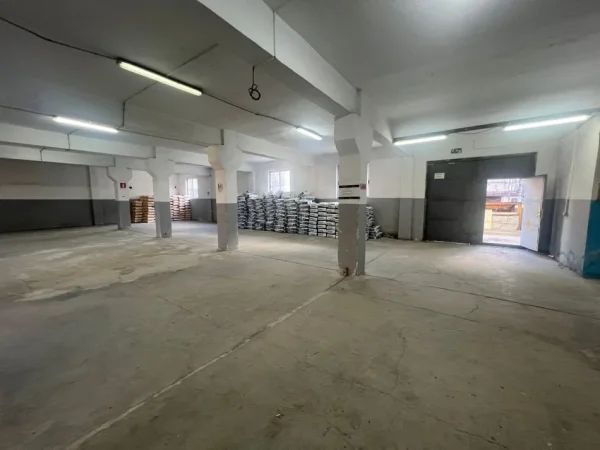 Tirane, jepet me qera magazine Kati 0, 400 m² 1.400 € 