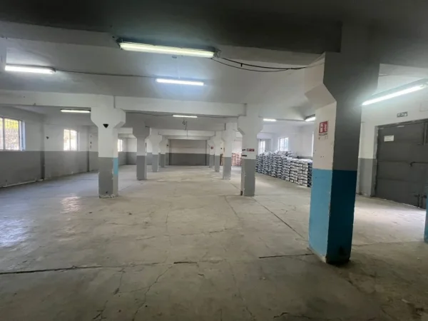 Tirane, jepet me qera magazine Kati 0, 400 m² 1.400 € 