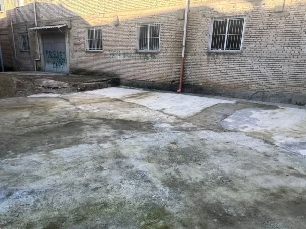 Tirane, jepet me qera magazine Kati 0, 400 m² 1.400 € 