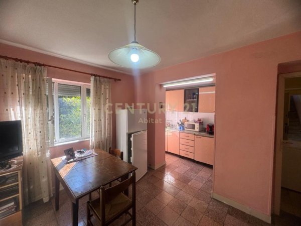Tirane, jepet me qera apartament 3+1 Kati 2, 84 m² 550 € (Rr.e Elbasanit)