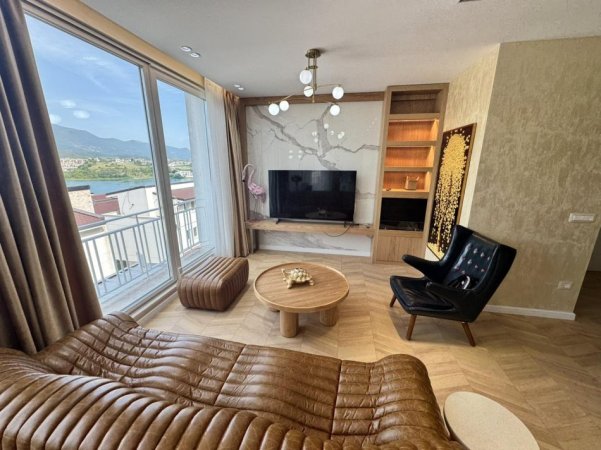 Jepet me qera Super apartament luksi 2+1+2+parkim, 140 m² 1.550 € (Rruga Panorama, Liqeni i Farkes)