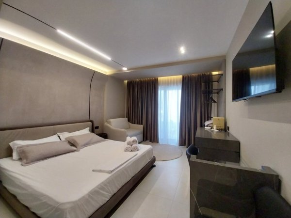 Vlore, Jepet qera ditore garsonier 1+1+Ballkon Kati 2, 33m² (ZONA PRANË DETIT NË SKELË, AFËR LOKAL PIAZZA DHE HOTEL PARTNER - PËRBALL RIVIERËS - ALBANIA.)