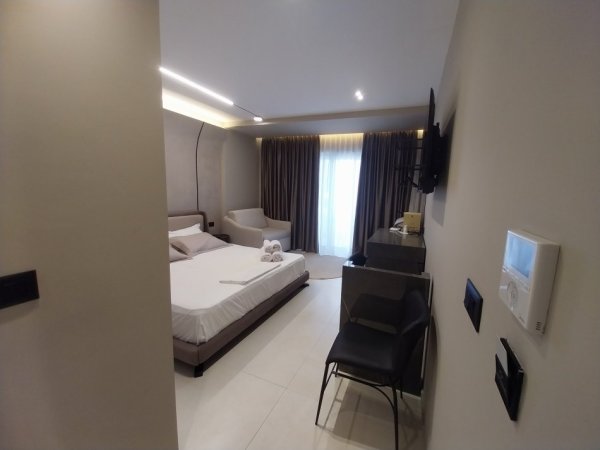 Vlore, Jepet qera ditore garsonier 1+1+Ballkon Kati 2, 33m² (ZONA PRANË DETIT NË SKELË, AFËR LOKAL PIAZZA DHE HOTEL PARTNER - PËRBALL RIVIERËS - ALBANIA.)