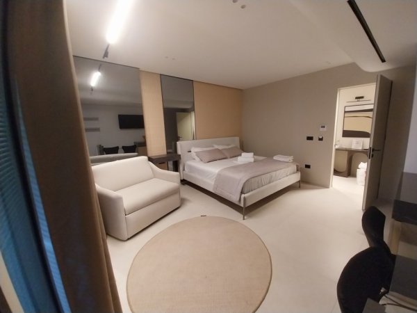 Vlore, jepet me qera apartament 1+1+Ballkon Kati 2, 99 m² (ZONA PRANË DETIT NË SKELË, AFËR LOKAL PIAZZA DHE HOTEL PARTNER - PËRBALL RIVIERËS - ALBANIA.)