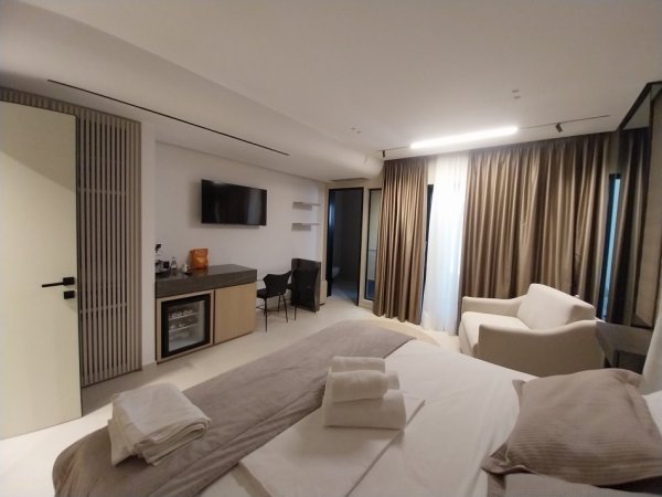 Vlore, jepet me qera apartament 1+1+Ballkon Kati 2, 99 m² (ZONA PRANË DETIT NË SKELË, AFËR LOKAL PIAZZA DHE HOTEL PARTNER - PËRBALL RIVIERËS - ALBANIA.)