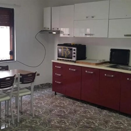 Tirane, jepet me qera apartament 2+1+Ballkon Kati 4, 90 m² 600 € (Sheshi Willson)