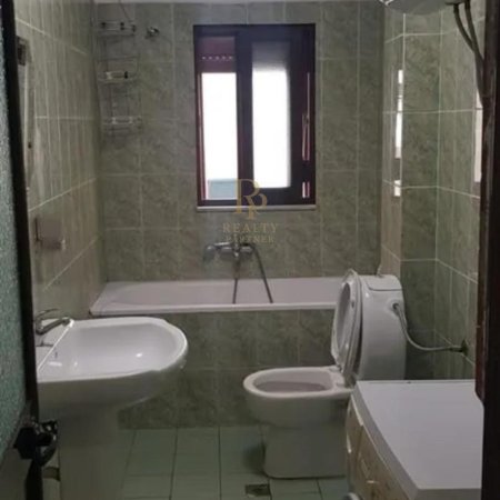 Tirane, jepet me qera apartament 2+1+Ballkon Kati 4, 90 m² 600 € (Sheshi Willson)