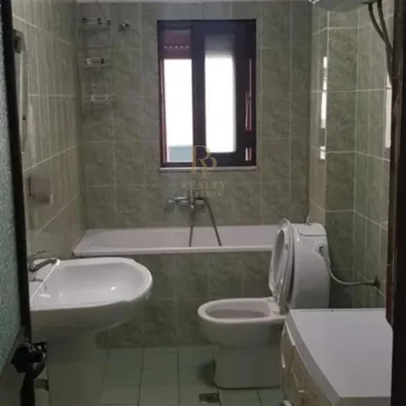 Tirane, jepet me qera apartament 2+1+Ballkon Kati 4, 90 m² 600 € (Sheshi Willson)
