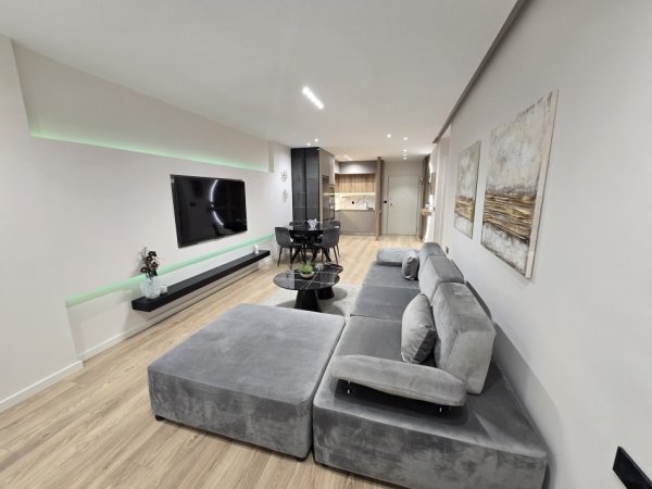 Tirane, jepet me qera apartament 2+1+Aneks+Ballkon Kati 3, 120 m² 1.500 € (Rruga Myslym Shyri)