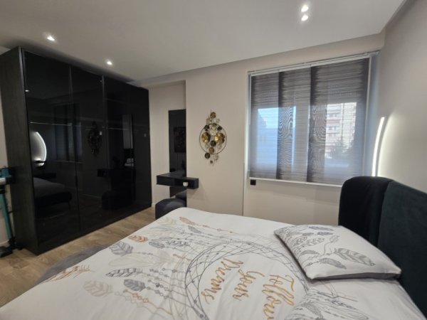 Tirane, jepet me qera apartament 2+1+Aneks+Ballkon Kati 3, 120 m² 1.500 € (Rruga Myslym Shyri)