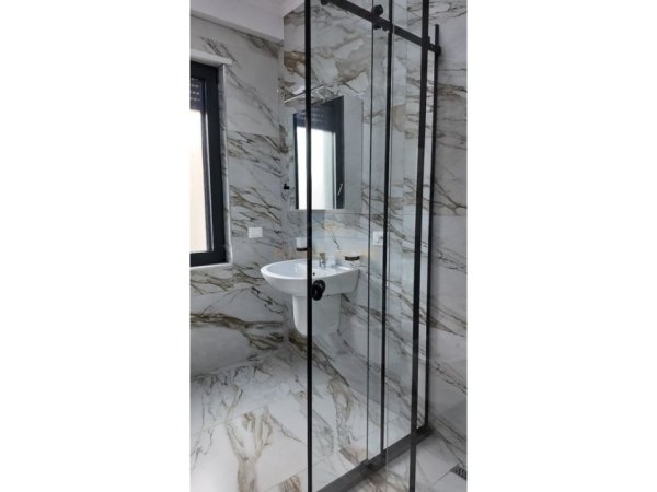 Tirane, jepet me qera apartament 2+1 Kati 3, 105 m² 1.250 € (Pazari i Ri)