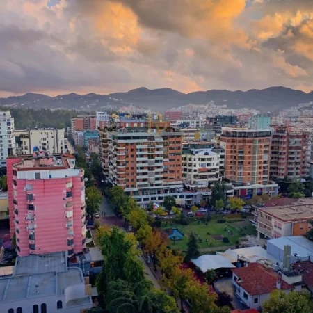 Shqiperi, jepet me qera ambjent biznesi Kati 2, 120 m² 1.400 € (Bllok)