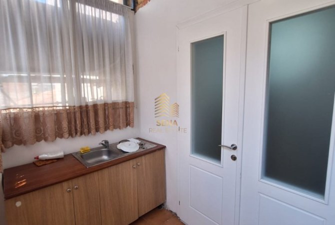 Tirane, jepet me qera apartament 1+1+Ballkon Kati 2, 75 m² 500 € (Rruga Barrikadave)