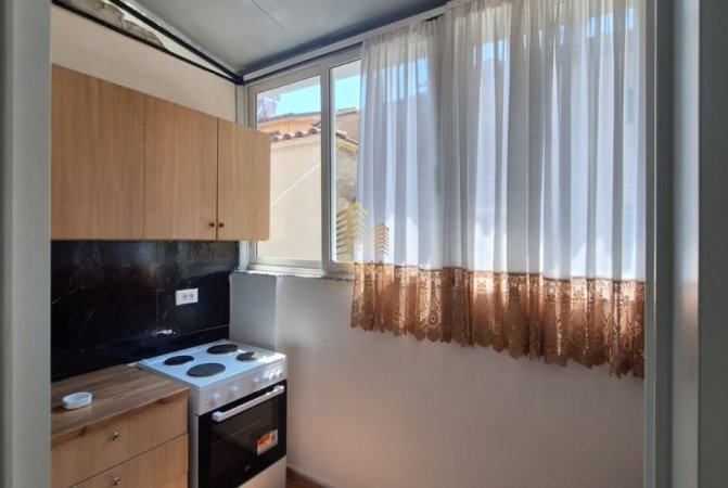Tirane, jepet me qera apartament 1+1+Ballkon Kati 2, 75 m² 500 € (Rruga Barrikadave)
