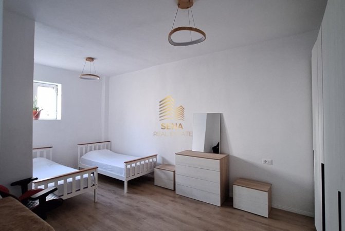 Tirane, jepet me qera apartament 1+1+Ballkon Kati 2, 75 m² 500 € (Rruga Barrikadave)