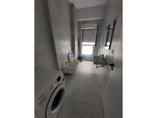 Tirane, jepet me qera apartament 1+1 Kati 4, 55 m² 400 € (Kompleksin Kaimi)