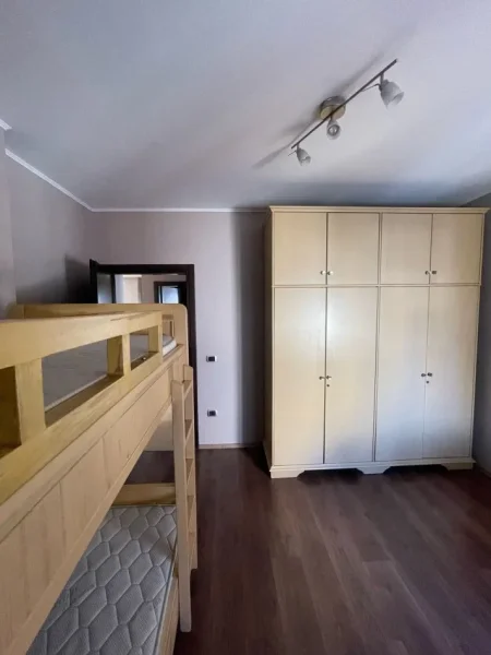 Tirane, jepet me qera apartament 3+1+Ballkon Kati 4, 143 m² 750 € (kodra e diellit)