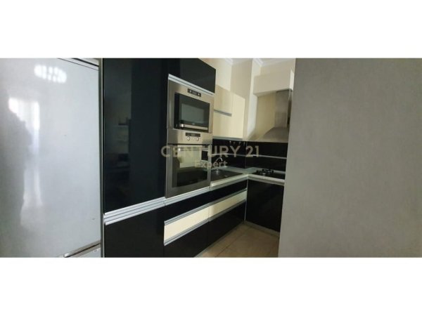 Tirane, jepet me qera apartament 2+1 Kati 4, 126 m² 750 € (Kristal Center)