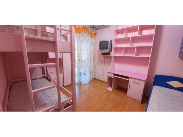 Tirane, jepet me qera apartament 2+1 Kati 4, 126 m² 750 € (Kristal Center)