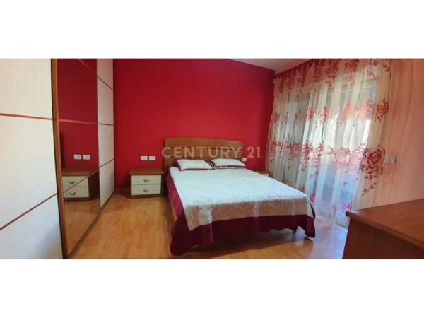 Tirane, jepet me qera apartament 2+1 Kati 4, 126 m² 750 € (Kristal Center)