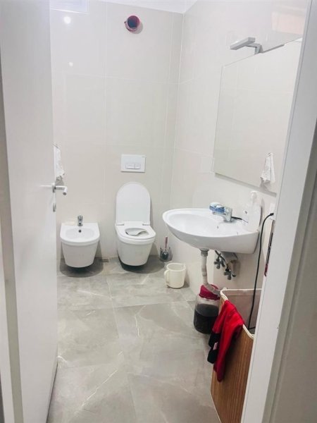 Tirane, shitet apartament 2+1+Ballkon Kati 3, 106 m² 164.700 € (5 MAJI)