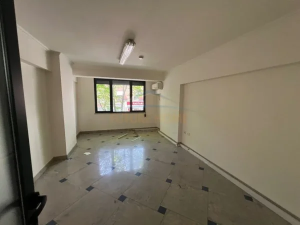 Tirane, shitet ambjent biznesi Kati 0, 350 m² 1.600.000 € 
